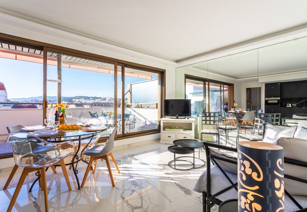Apartment in Cannes - De luxe 2 pièces Gray terasse vue mer DEL562