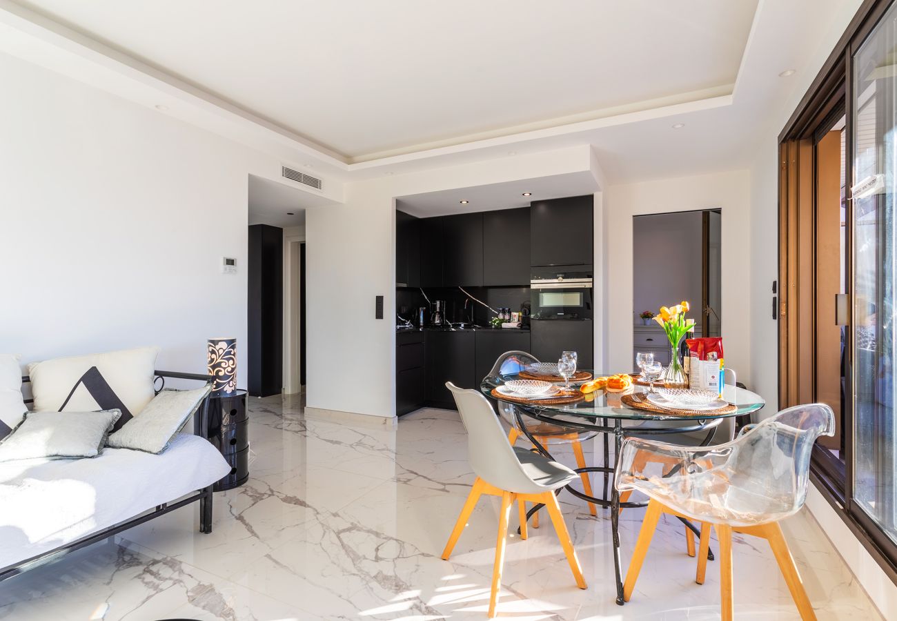 Apartment in Cannes - De luxe 2 pièces Gray terasse vue mer DEL562