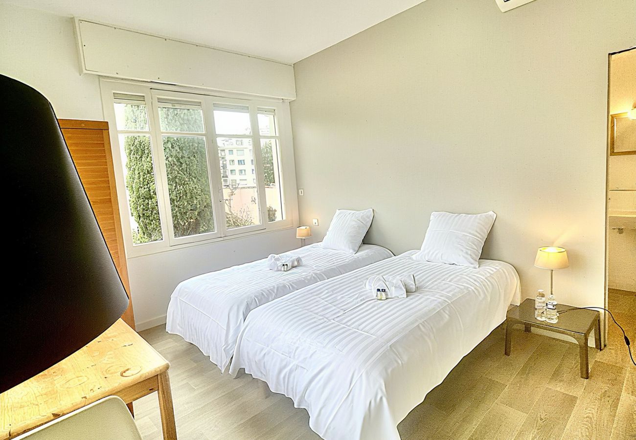 Apartment in Cannes - SAU310 / face mer Sur Croisette 3 chambres