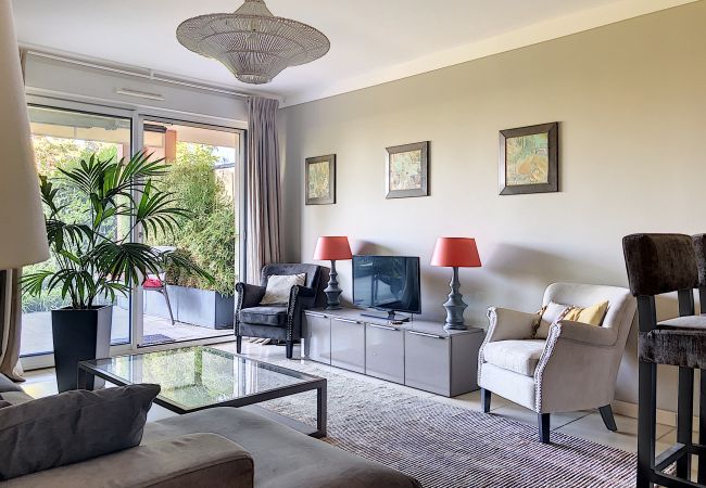 Apartment in Nice - DOMAINE DES ROSES AP4222 by Riviera Holiday Homes Apartment in Nice - DOMAINE DES ROSES AP4222 by Riviera Holiday Homes