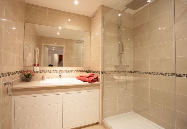 Apartment in Nice - DOMAINE DES ROSES AP4222 by Riviera Holiday Homes Apartment in Nice - DOMAINE DES ROSES AP4222 by Riviera Holiday Homes