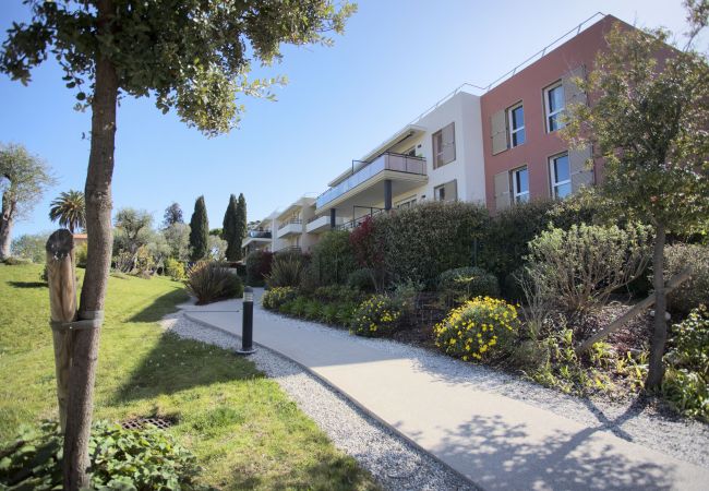 Apartment in Nice - DOMAINE DES ROSES AP4222 by Riviera Holiday Homes Apartment in Nice - DOMAINE DES ROSES AP4222 by Riviera Holiday Homes