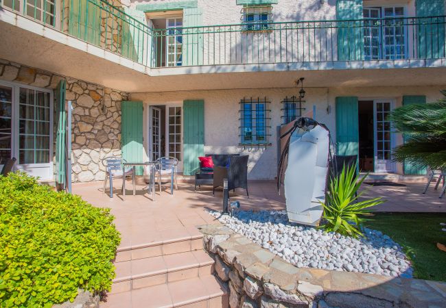 Villa in Mandelieu-la-Napoule - VILLA JUSTINE VI4239 By Riviera Holiday Homes Villa in Mandelieu-la-Napoule - VILLA JUSTINE VI4239 By Riviera Holiday Homes