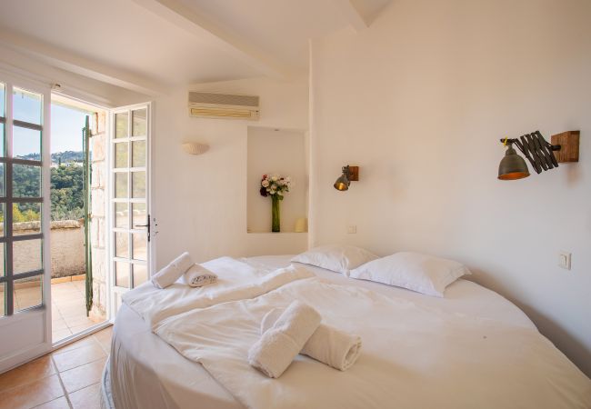 Villa in Mandelieu-la-Napoule - VILLA JUSTINE VI4239 By Riviera Holiday Homes Villa in Mandelieu-la-Napoule - VILLA JUSTINE VI4239 By Riviera Holiday Homes
