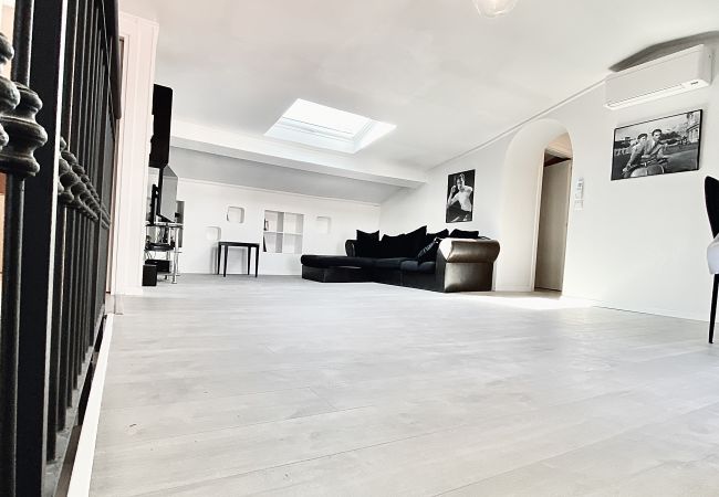Apartment in Cannes - Top Floor / Spacieux logement situé Rue des Serbes Apartment in Cannes - Top Floor / Spacieux logement situé Rue des Serbes
