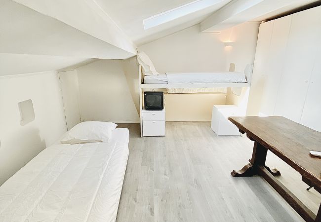 Apartment in Cannes - Top Floor / Spacieux logement situé Rue des Serbes Apartment in Cannes - Top Floor / Spacieux logement situé Rue des Serbes