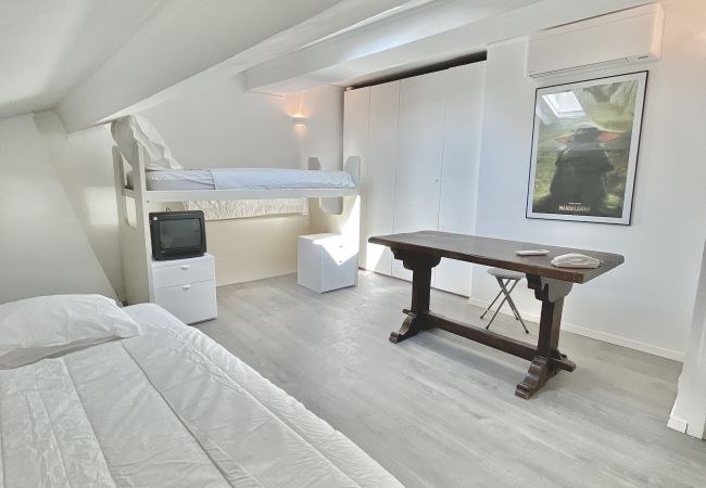 Apartment in Cannes - Top Floor / Spacieux logement situé Rue des Serbes Apartment in Cannes - Top Floor / Spacieux logement situé Rue des Serbes