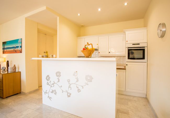  Kitchen open to the living room