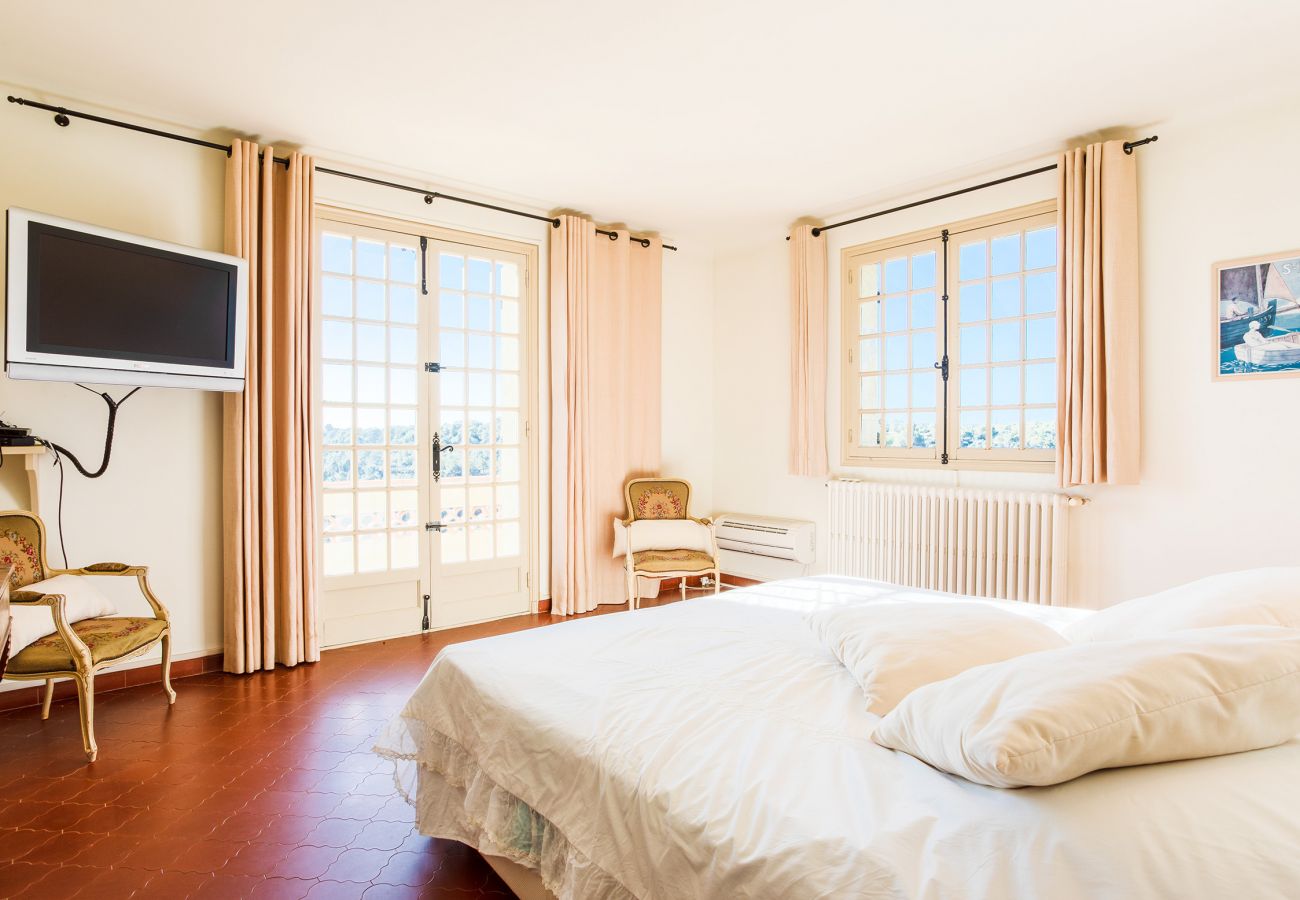 Villa in Roquefort-les-Pins - Villa Les Feuillets  VI4250 by Riviera Holiday Hom