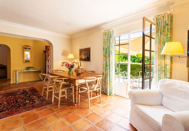 Villa in Grasse - MAS DES  LAURIERS VI4370 By Riviera Holiday Homes Villa in Grasse - MAS DES  LAURIERS VI4370 By Riviera Holiday Homes