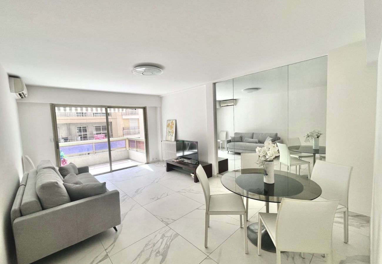 Apartment in Cannes - PHIL / Grand deux chambres terrasse 200m plage