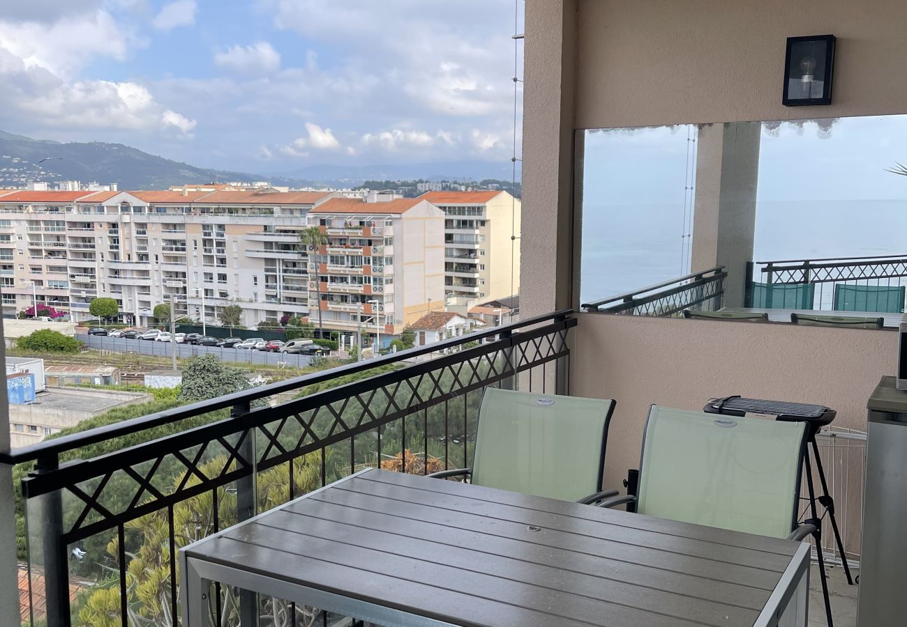 Apartment in Cannes-la-Bocca - Cannes Beach résidence / Vue mer piscine