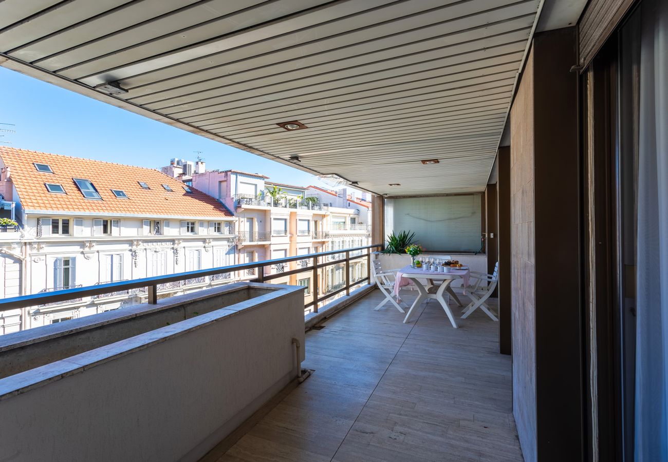 Appartement à Cannes - Grand 2 pièces avec belle terrasse / BAL584