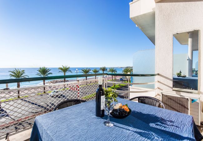 Terrasse sur la Promenade des Anglais avec vue mer