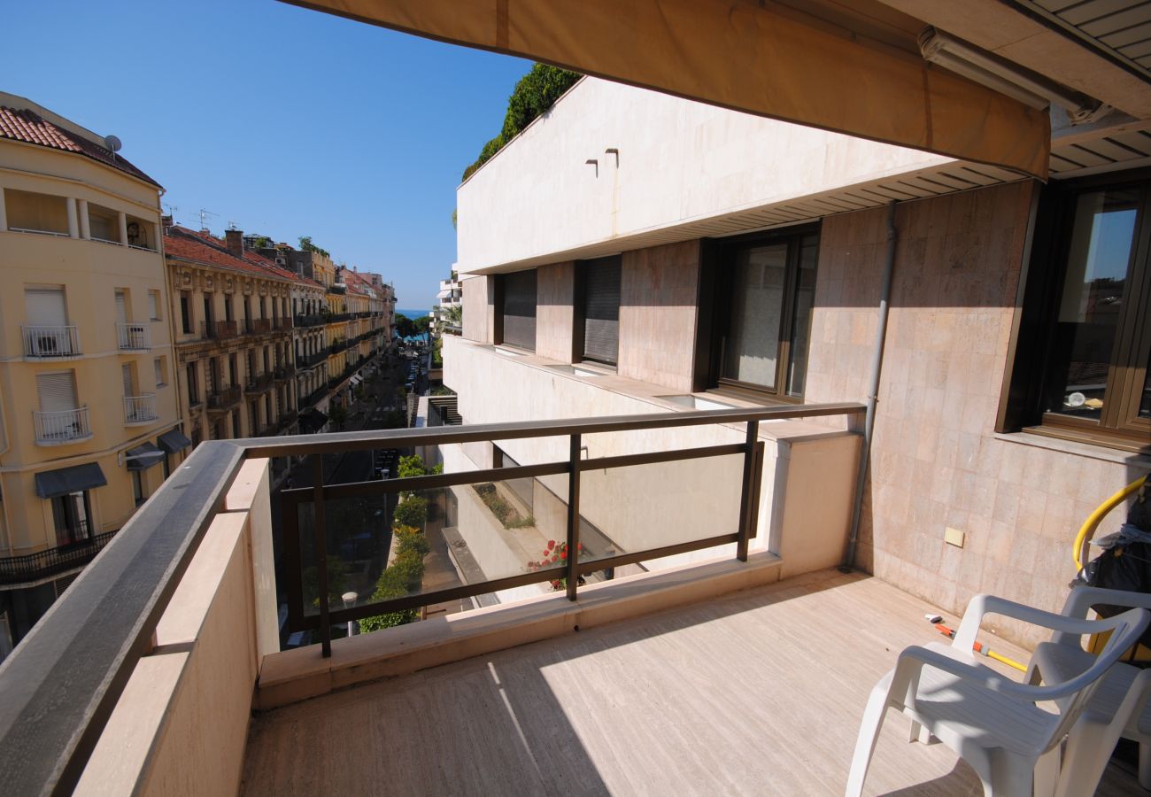 Appartement à Cannes - 2 pièces terrasse aperçu mer / NAF568