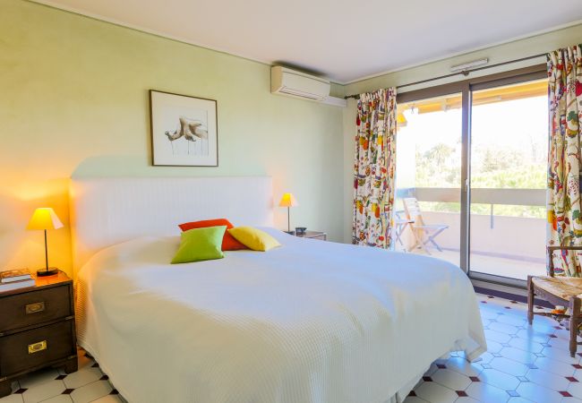 Appartement à Juan-les-Pins - LE CHATEAU DE LA PINEDE AP4198 Appartement à Juan-les-Pins - LE CHATEAU DE LA PINEDE AP4198