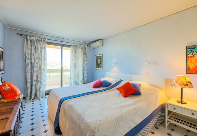 Appartement à Juan-les-Pins - LE CHATEAU DE LA PINEDE AP4198 Appartement à Juan-les-Pins - LE CHATEAU DE LA PINEDE AP4198