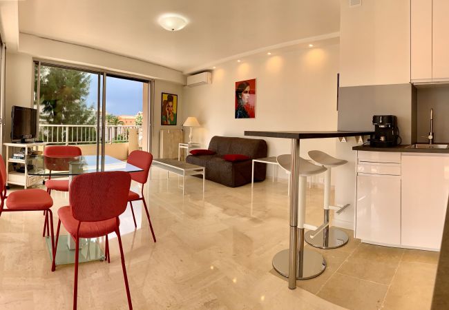 Appartement à Cannes - GIR2405 / Logement lumineux et spacieux au centre Appartement à Cannes - GIR2405 / Logement lumineux et spacieux au centre