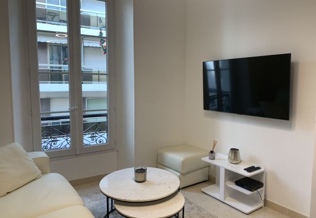 Appartement à Cannes - Charmant appartement situé face Croisette  /AZA12