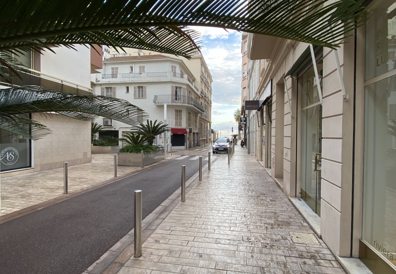 Appartement à Cannes - Charmant appartement situé face Croisette  /AZA12