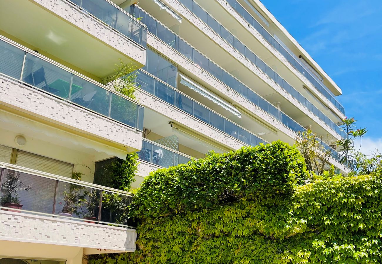 Appartement à Cannes - Studio-2pièces residence piscine/FLORIANA