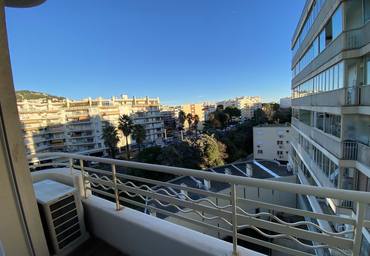 Appartement à Cannes - Appartement immeuble sur Croisette/ MES1112