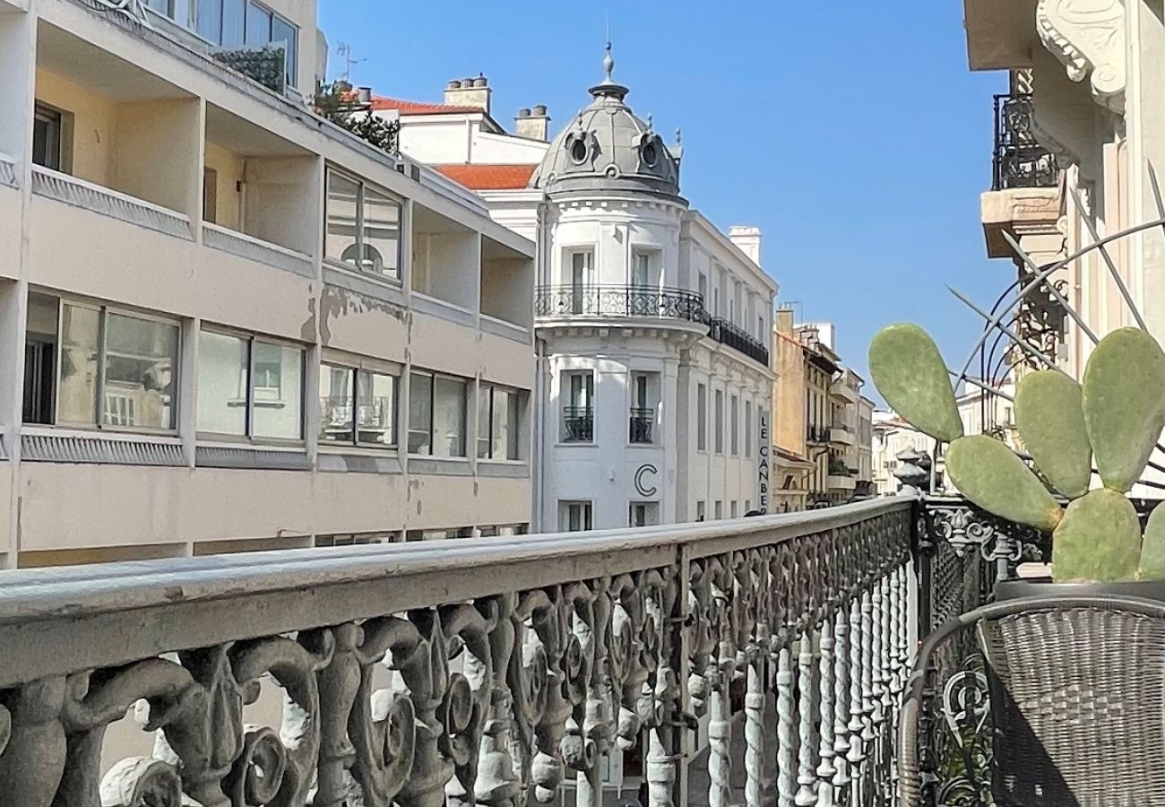 Appartement à Cannes - Remarquable 3 pièces central / ARU117
