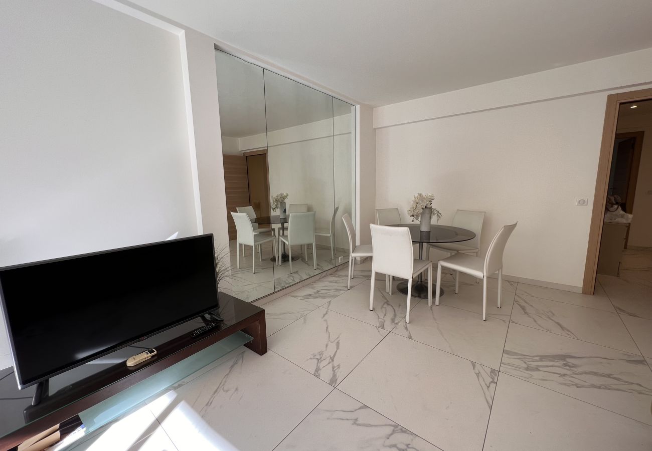 Appartement à Cannes - Grand deux chambres terrasse 200m plage / PHIL