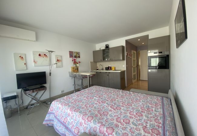  à Cannes - FAR402 / Joli studio centre Croisette Palais