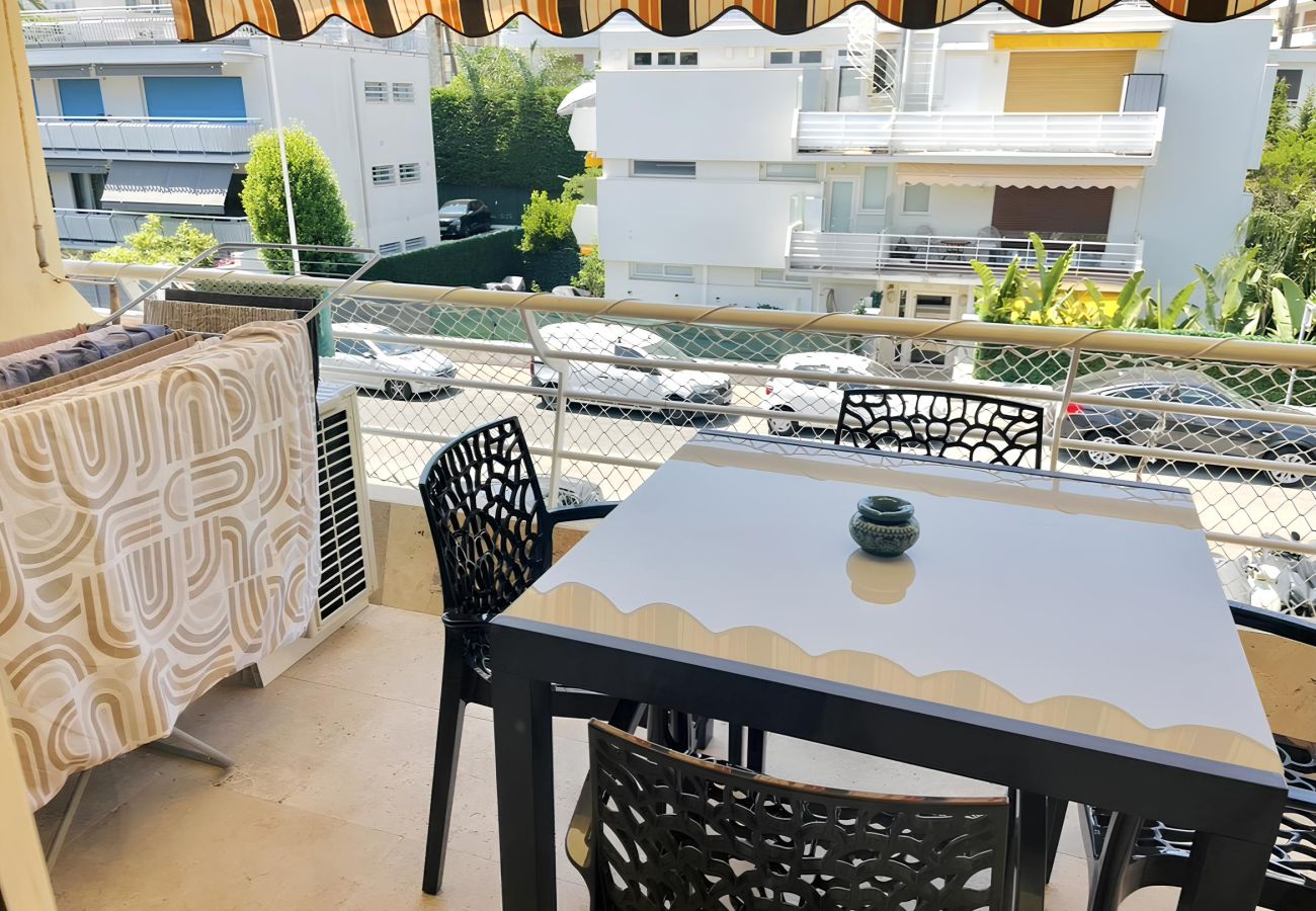 Appartement à Cannes - 2 pièces terrasse proche mer / Les Mouettes