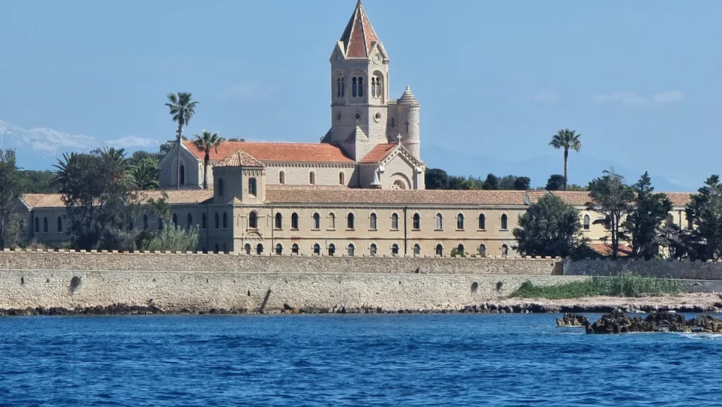 Golfe-Juan-church